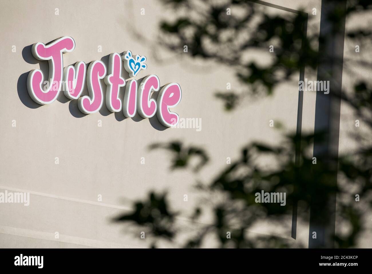 Un logo à l'extérieur d'un magasin de détail Justice à Gambrills, Maryland, le 8 juin 2020. Banque D'Images