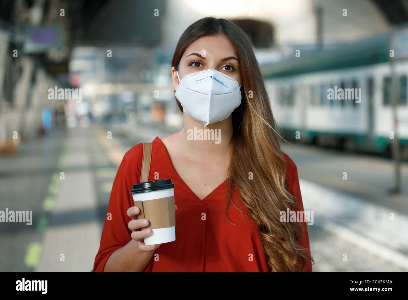 Gros plan de la jeune femme d'affaires avec masque facial en train ou métro pour aller travailler pendant la pandémie de virus corona Banque D'Images