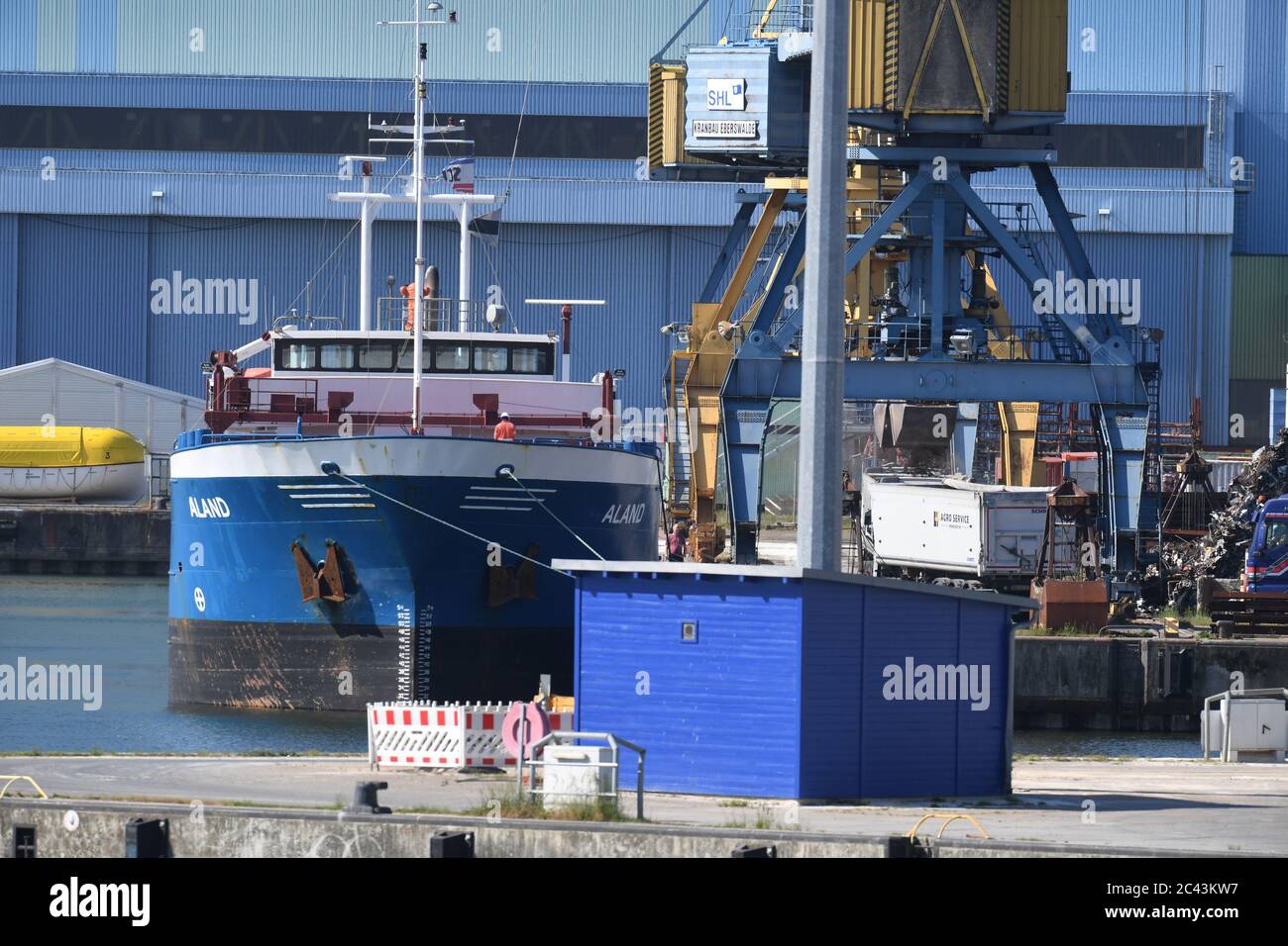 Stralsund, Allemagne. 16 juin 2020. Un navire est amarré à un quai dans le port maritime de Stralsund. Selon le Code international de sûreté des navires et des installations portuaires (ISPS), des mesures de sûreté sont prises dans les locaux du port de Stralsund. Credit: Stefan Sauer/dpa-Zentralbild/ZB/dpa/Alay Live News Banque D'Images