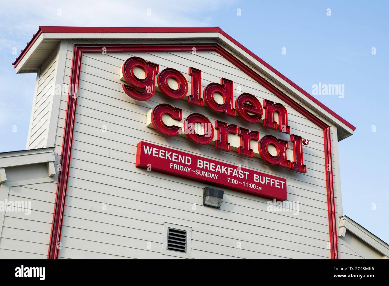 Un logo à l'extérieur d'un Golden Corral buffet & Grill à Hagerstown, Maryland, le 10 juin 2020. Banque D'Images