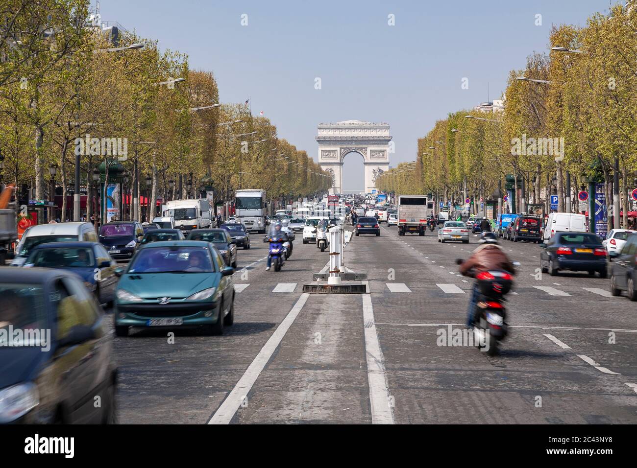 Trafic sur les champs Elysées, Paris, France Banque D'Images