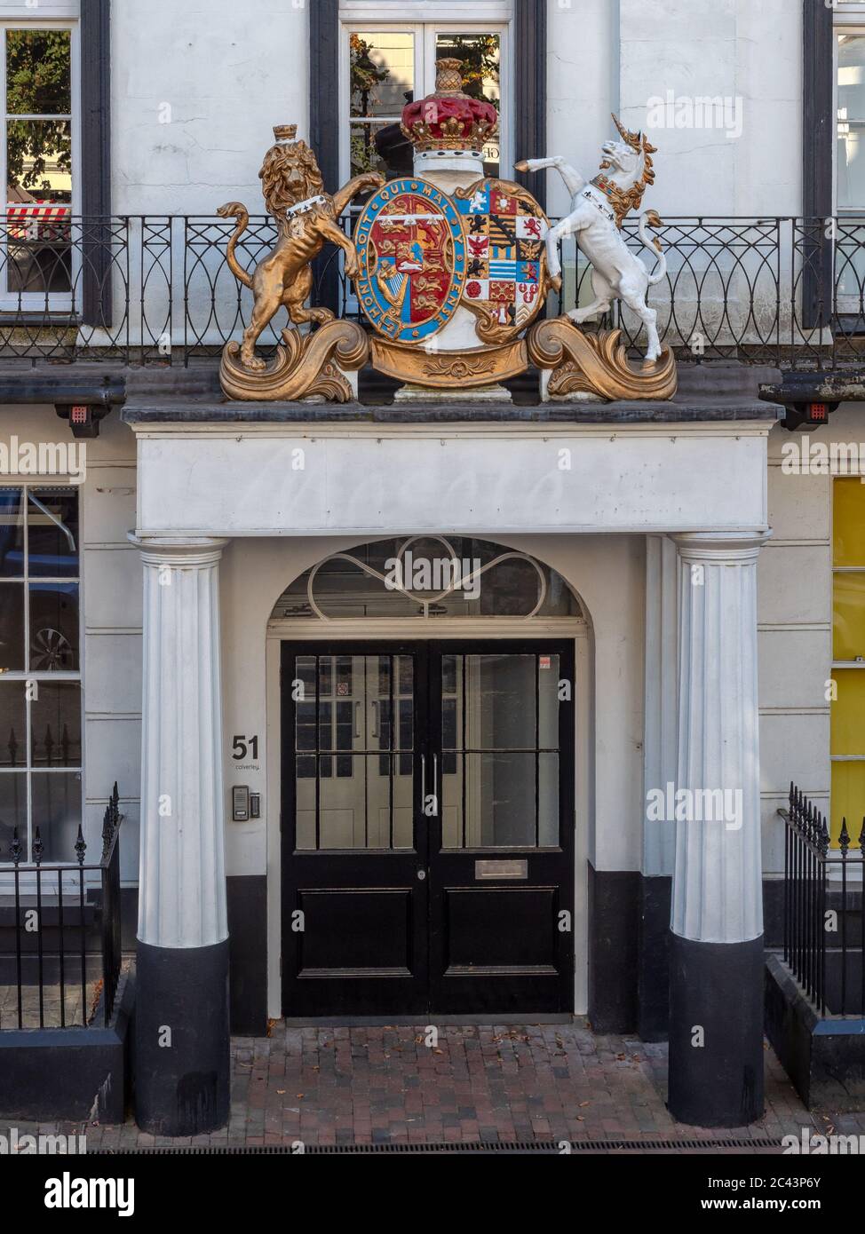 ROYAL TUNBRIDGE WELLS, KENT, Royaume-Uni - 15 SEPTEMBRE 2019 : entrée imposante au bâtiment géorgien situé au 51 Pantiles Banque D'Images