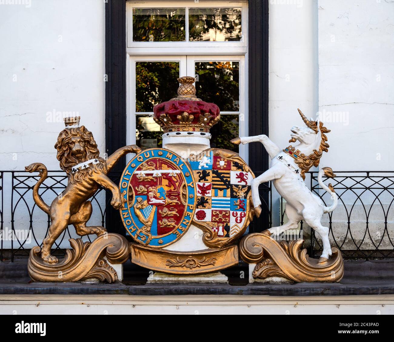 ROYAL TUNBRIDGE WELLS, KENT, Royaume-Uni - 15 SEPTEMBRE 2019 : armoiries situées au-dessus de l'entrée de l'ancien hôtel Royal Sussex et Victoria dans les Pantiles Banque D'Images