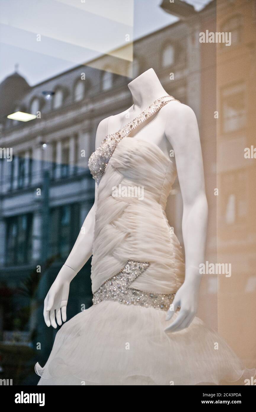 Robe de mariage dans une fenêtre de magasin Banque D'Images