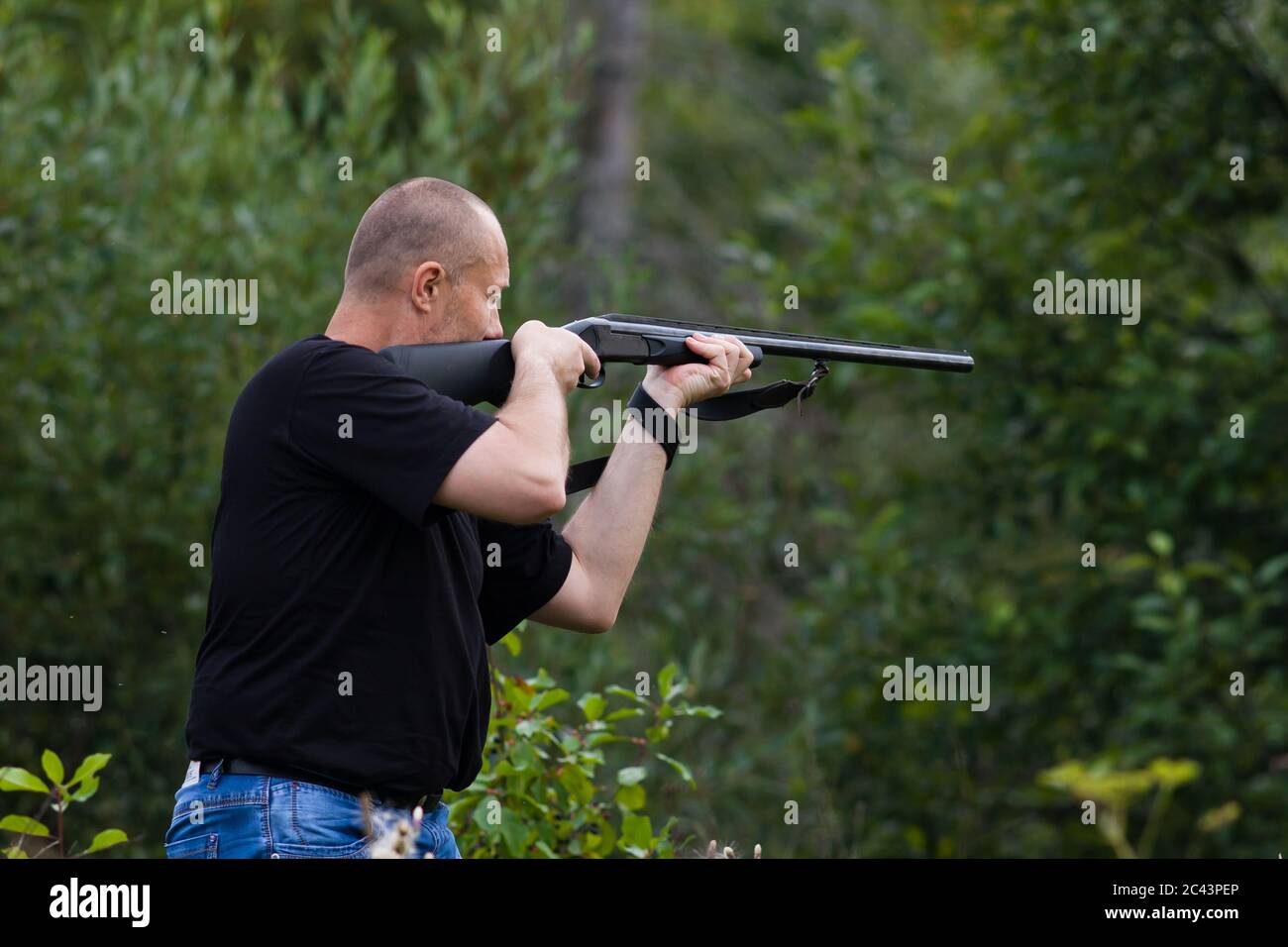 l'homme avec un fusil sur la chasse Banque D'Images