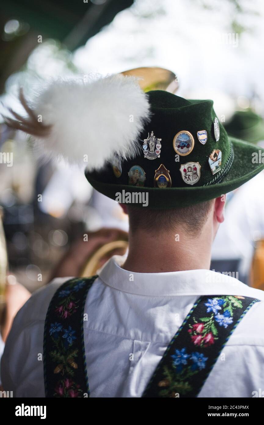 L'homme porte un chapeau bavarois traditionnel Photo Stock - Alamy