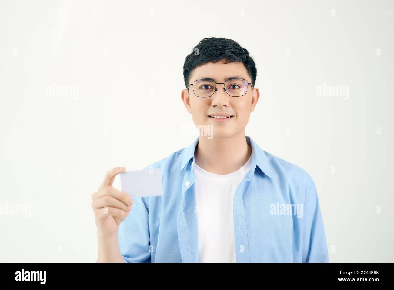 Jeune asiatique montrant une carte vide isolée sur fond blanc. Banque D'Images