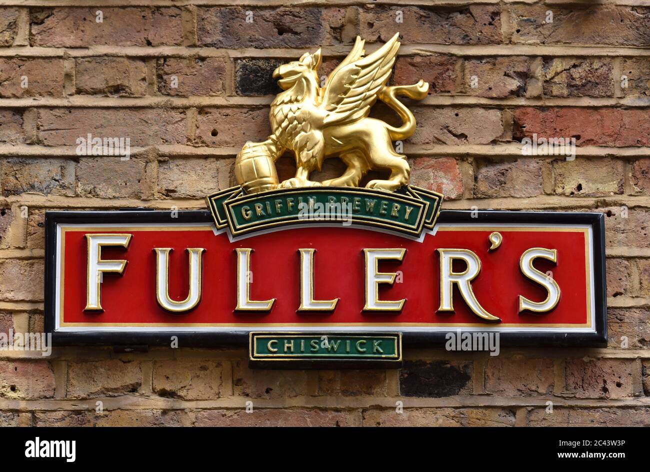 Londres, Royaume-Uni. 19 juin 2020. Le panneau de la brasserie Griffin de Fuller est visible sur leur pub.le Premier ministre britannique Boris Johnson a annoncé que les bars et les pubs peuvent rouvrir à partir de juillet 4, sous forme de restrictions de la facilité de verrouillage du coronavirus. Crédit : Dave Rushen/SOPA Images/ZUMA Wire/Alay Live News Banque D'Images