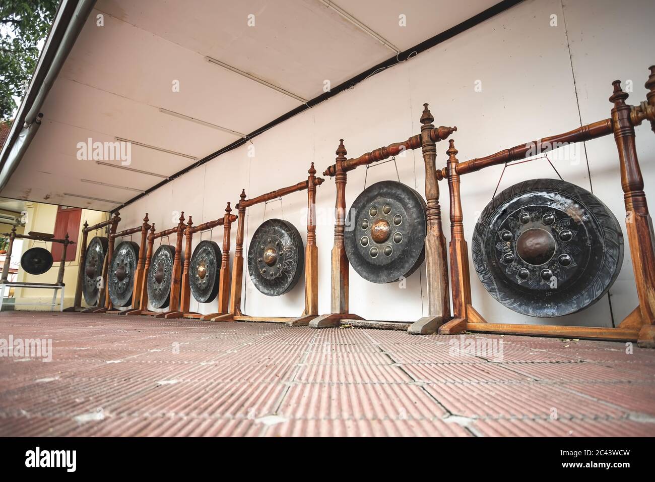 Les grands Gongs antiques de Wat Phra Pathomchedi, province de Nakhon Pathom, Thaïlande. Banque D'Images
