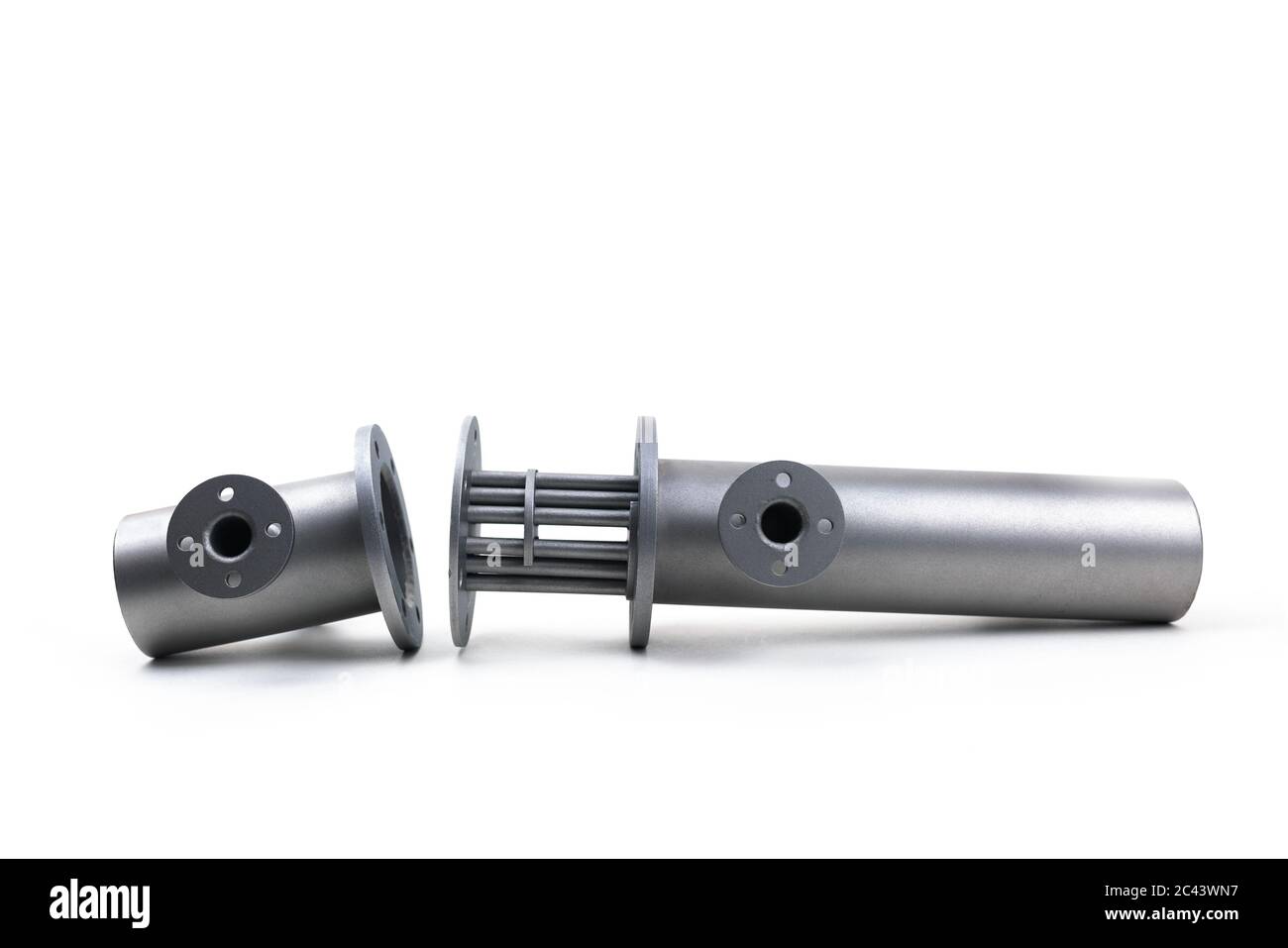 Échangeur thermique de la coque et du tube démonté isolé sur fond blanc. Mise au point sélective. Banque D'Images
