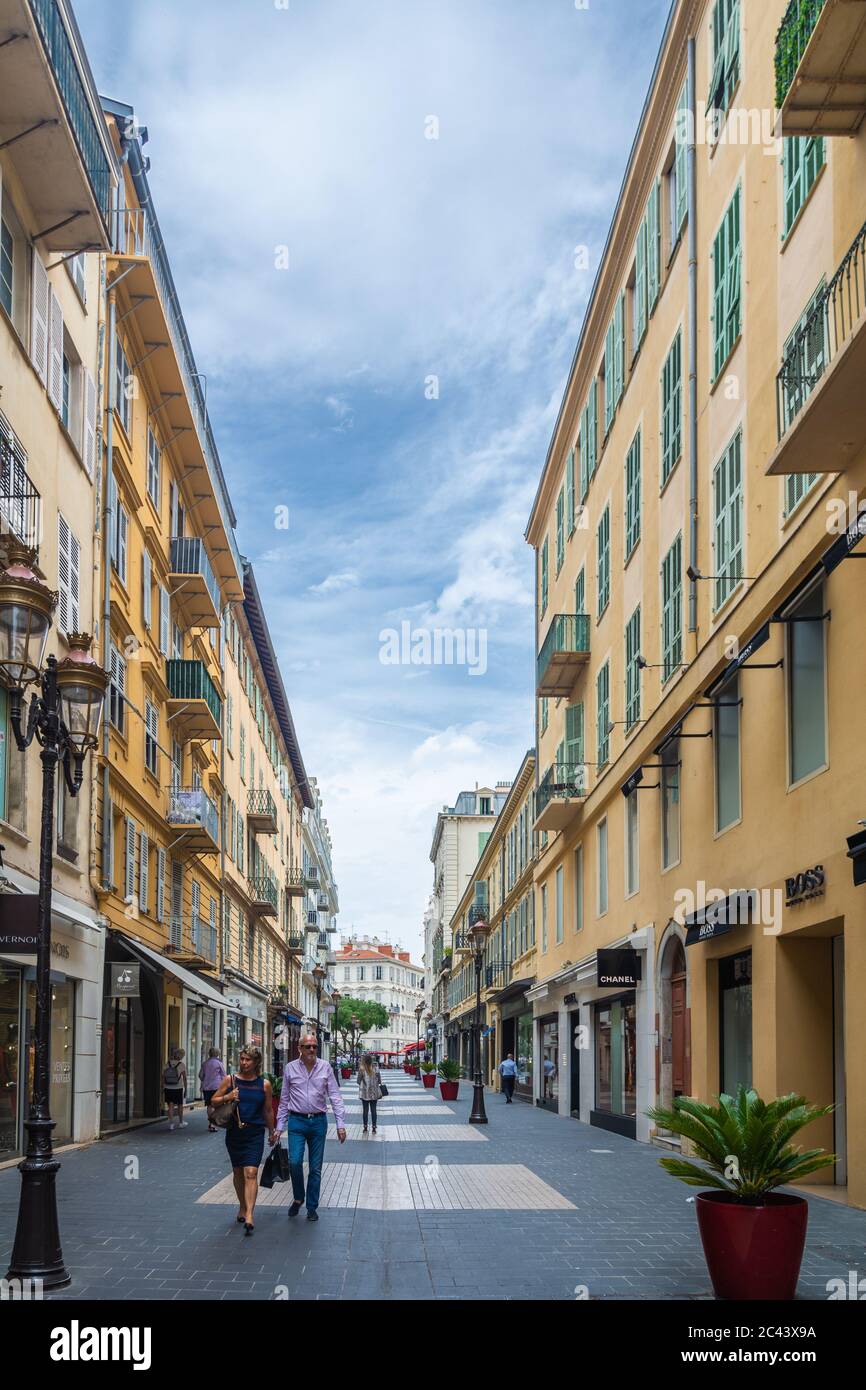 Nice, France - 14 juin 2019 : les touristes visitent la zone piétonne, le site commercial et culturel avec des restaurants et des boutiques dans des maisons traditionnelles Banque D'Images