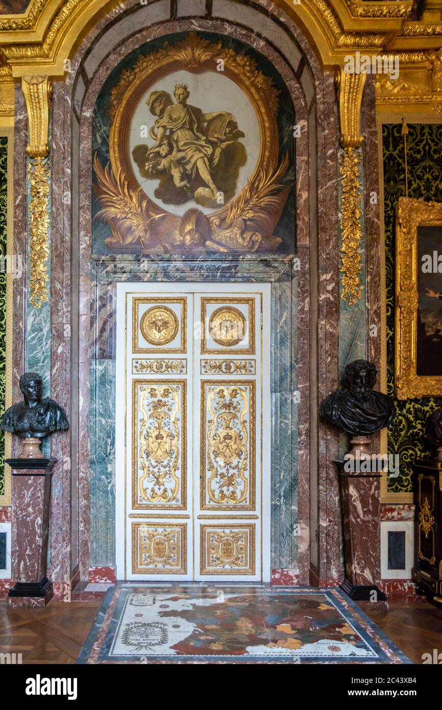 Versailles, France - 27 août 2019 : visite de l'intérieur du château de Versailles. Le Palais Royal de Versailles est situé sur le site de LIS, classé au patrimoine mondial de l'UNESCO Banque D'Images