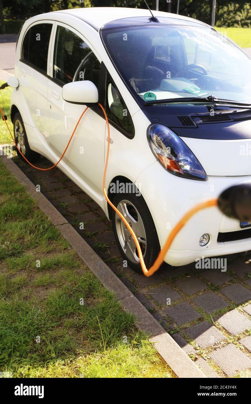 Alimentation électrique de voiture charge sur station de charge électro mobilité environnement convivial Banque D'Images