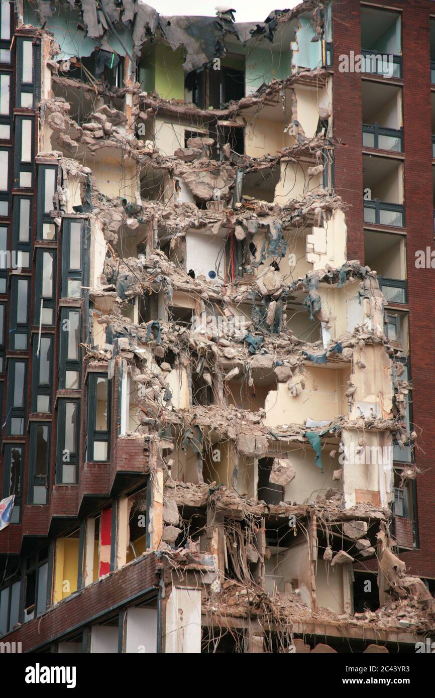 'Bâtiment des années 60 en cours de démolition, Lower Chatham Street, Manchester, Angleterre, Royaume-Uni Banque D'Images