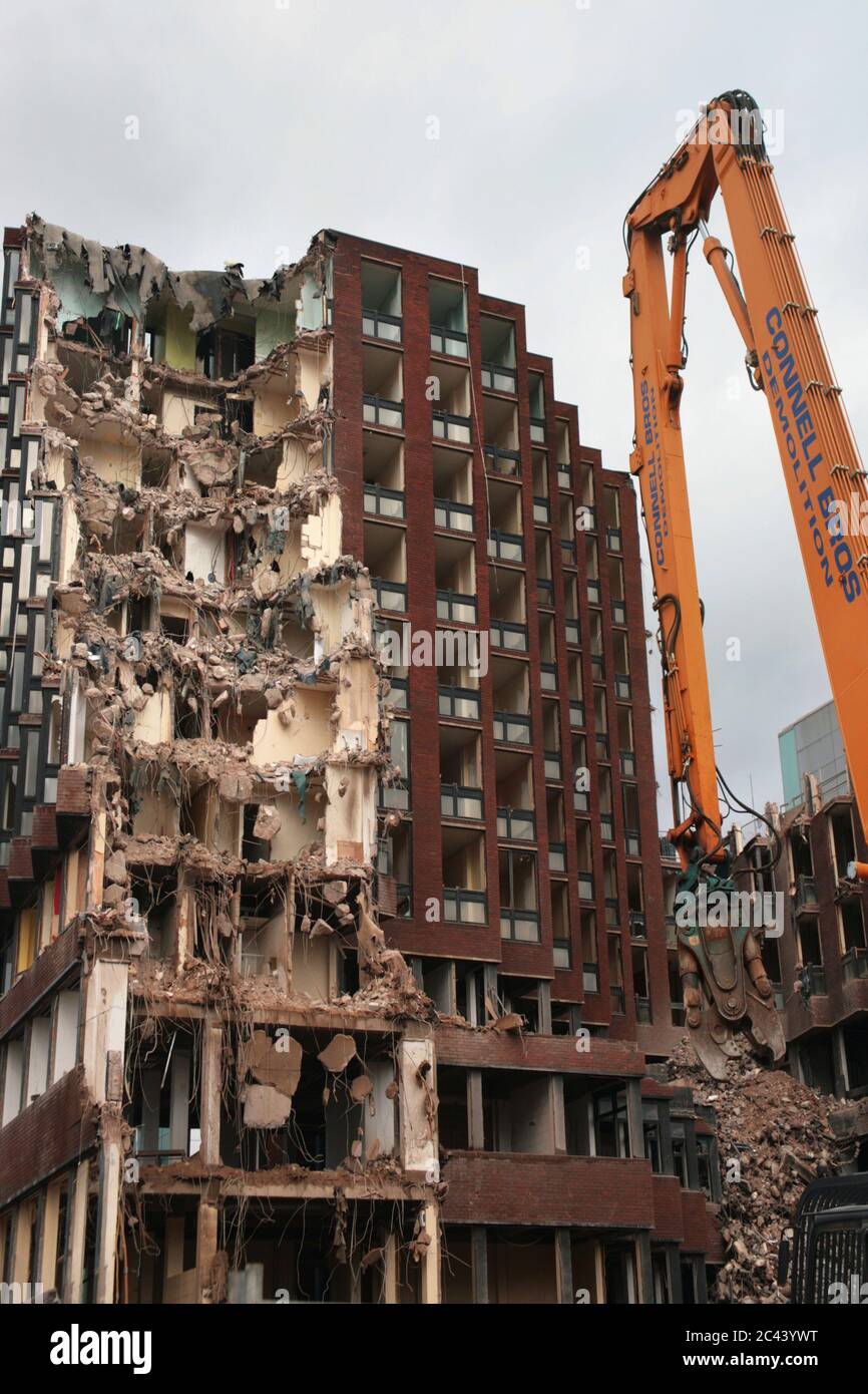'Bâtiment des années 60 en cours de démolition, Lower Chatham Street, Manchester, Angleterre, Royaume-Uni Banque D'Images