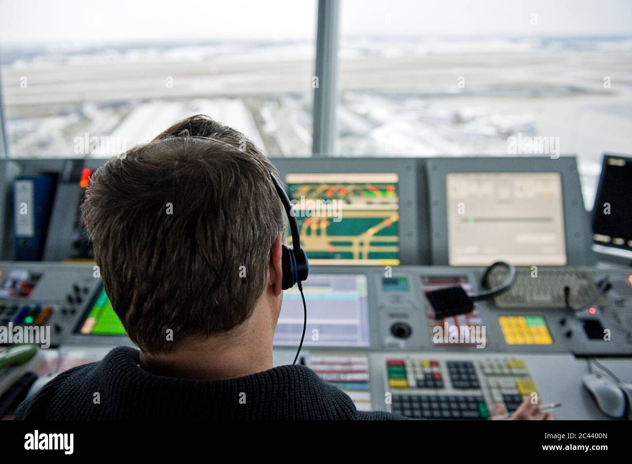 Contrôleur de la circulation aérienne en poste dans la tour, aéroport de Munich, Bavière, Allemagne Banque D'Images