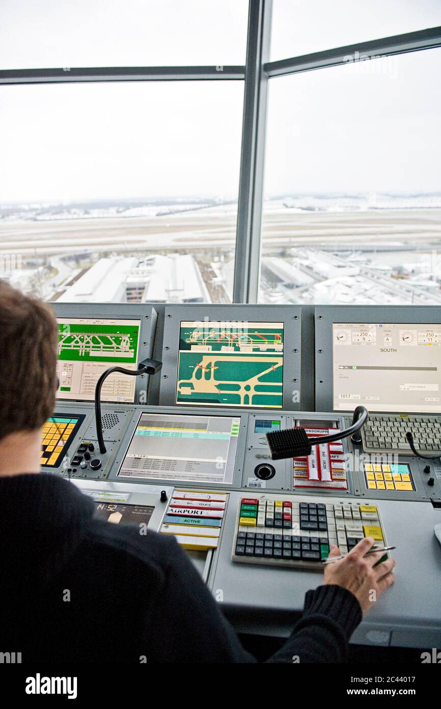 Contrôleur de la circulation aérienne en poste dans la tour, aéroport de Munich, Bavière, Allemagne Banque D'Images