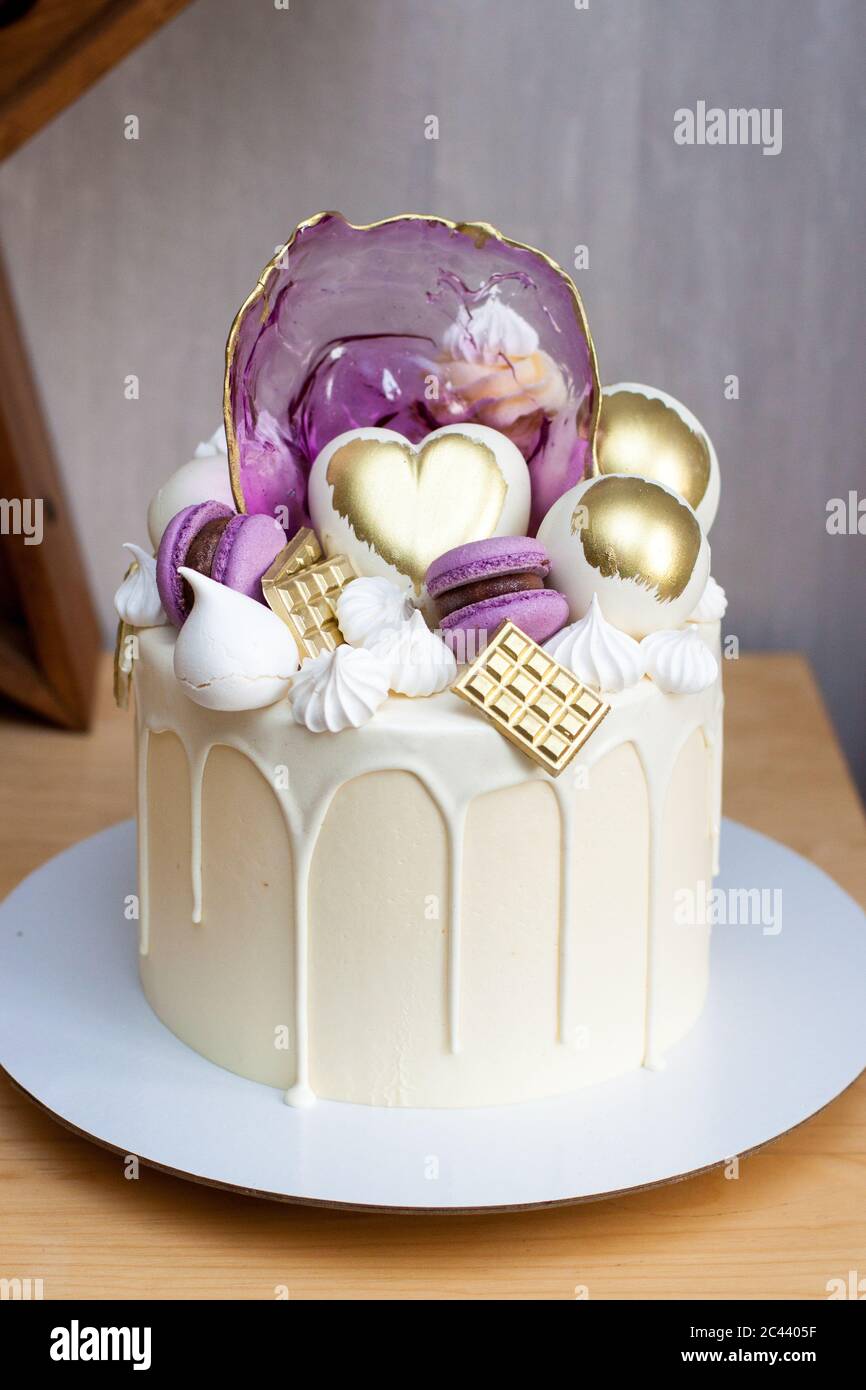 Gateau Moderne Et Elegant Au Chocolat Blanc Fondu Coeur Dore Et Boules De Chocolat Macarons Meringue Et Caramel Photo Stock Alamy