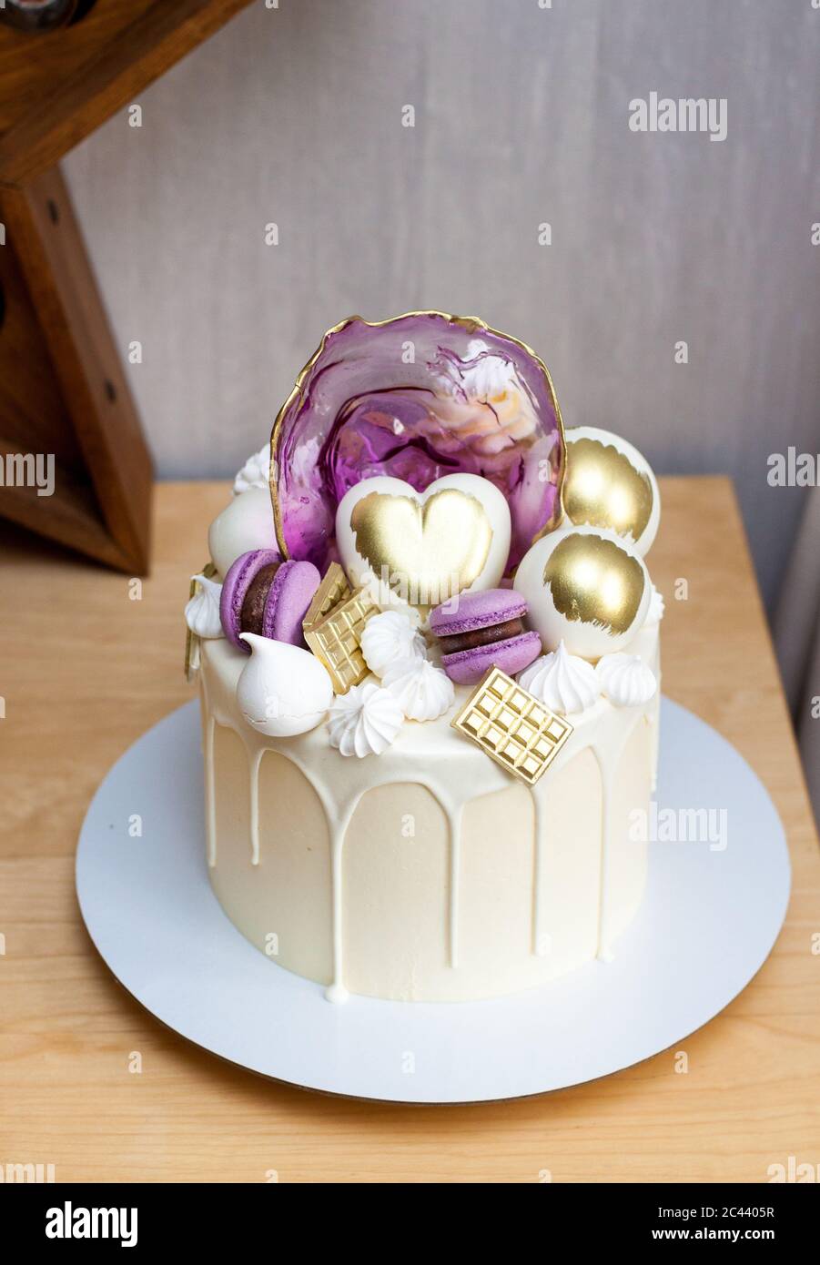 Gateau Moderne Et Elegant Au Chocolat Blanc Fondu Coeur Dore Et Boules De Chocolat Macarons Meringue Et Caramel Photo Stock Alamy Gateau Moderne Et Elegant Au Chocolat Blanc Fondu Coeur Dore Et Boules De Chocolat Macarons Meringue Et Caramel Photo Stock Alamy