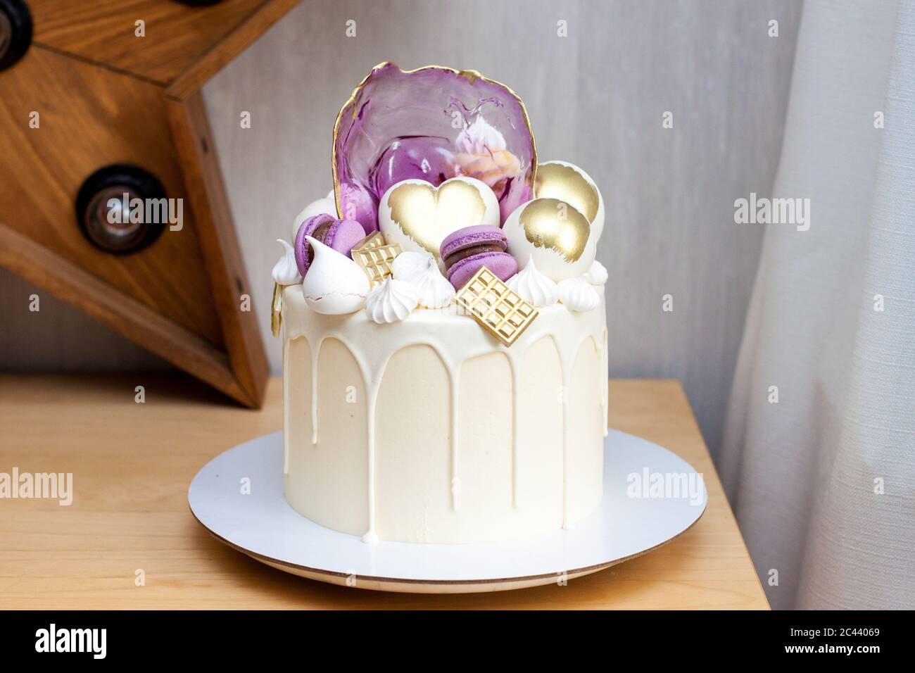 Gateau Moderne Et Elegant Au Chocolat Blanc Fondu Coeur Dore Et Boules De Chocolat Macarons Meringue Et Caramel Photo Stock Alamy
