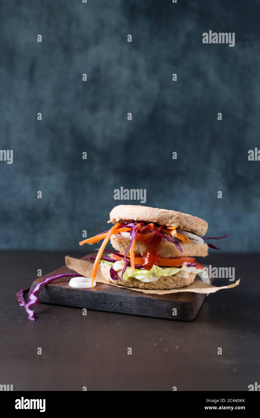 Hamburger végétarien avec des bandes de chou rouge et de tofu schnitzel Banque D'Images