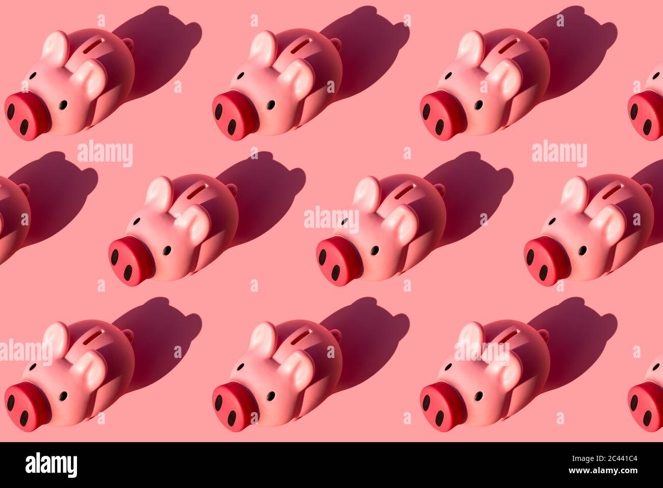 Motif sans couture de rangées de tirelires sur fond rose pastel Banque D'Images