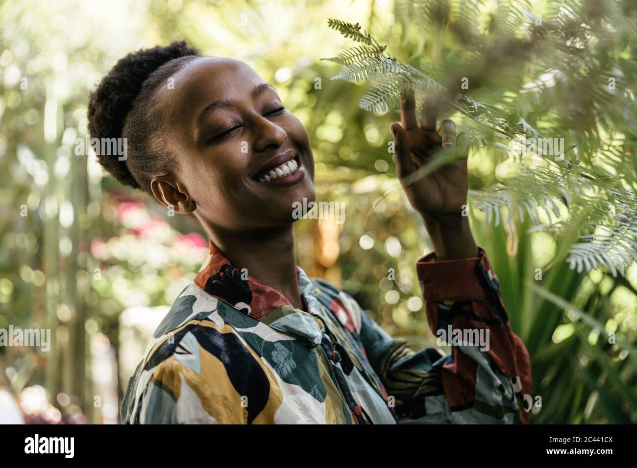 Portrait de la jeune femme heureuse avec les yeux fermés dans la nature Banque D'Images