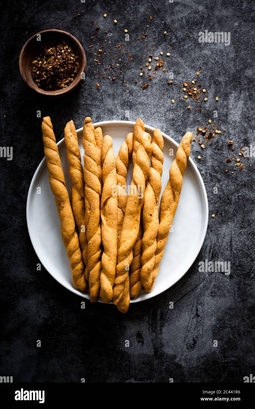 Bol à épices et assiette de gressins italiens frais Banque D'Images