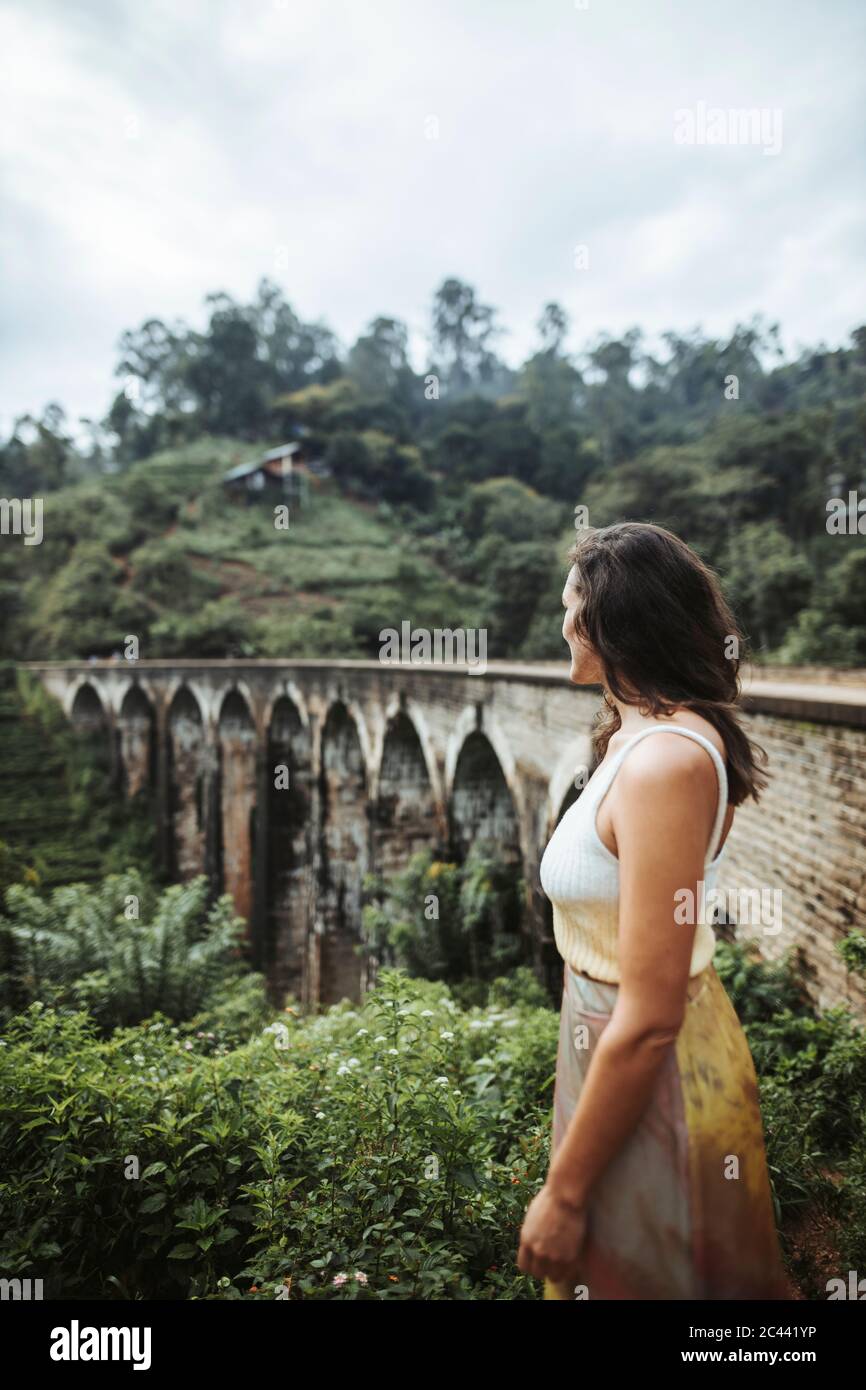 Sri Lanka, province d'Uva, Demodara, femme adulte qui admire la vue sur le pont de Nine Arch Banque D'Images