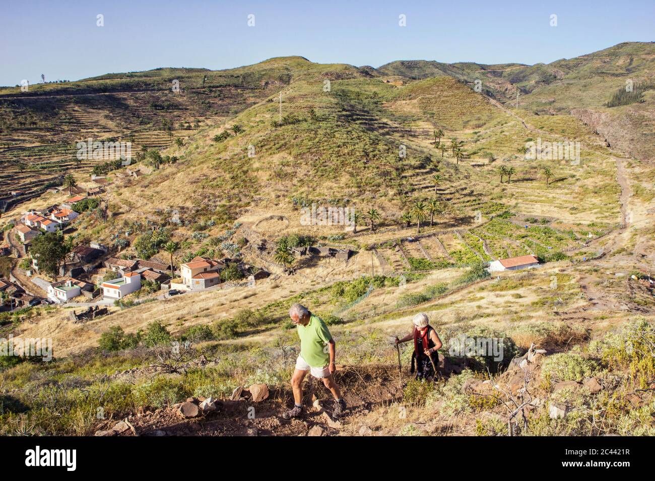 Espagne, Canaries, La Gomera, deux randonneurs ordre croissant avec Table Mountain Village en arrière-plan Banque D'Images