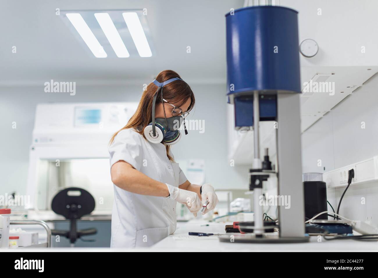 Scientifique confiante faisant des recherches médicales à un bureau en laboratoire Banque D'Images