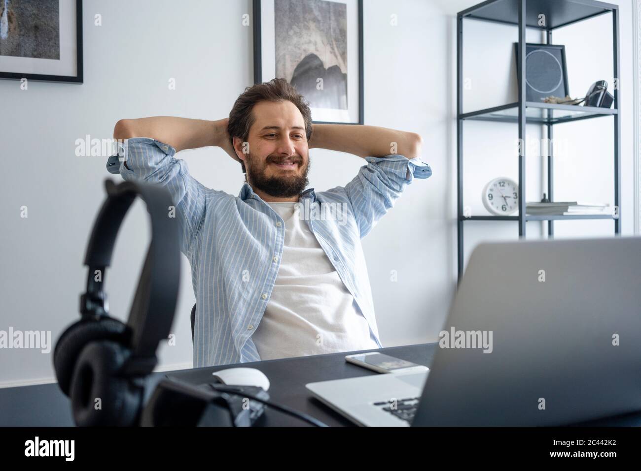 Homme utilisant un ordinateur portable et se penchant à la maison Banque D'Images