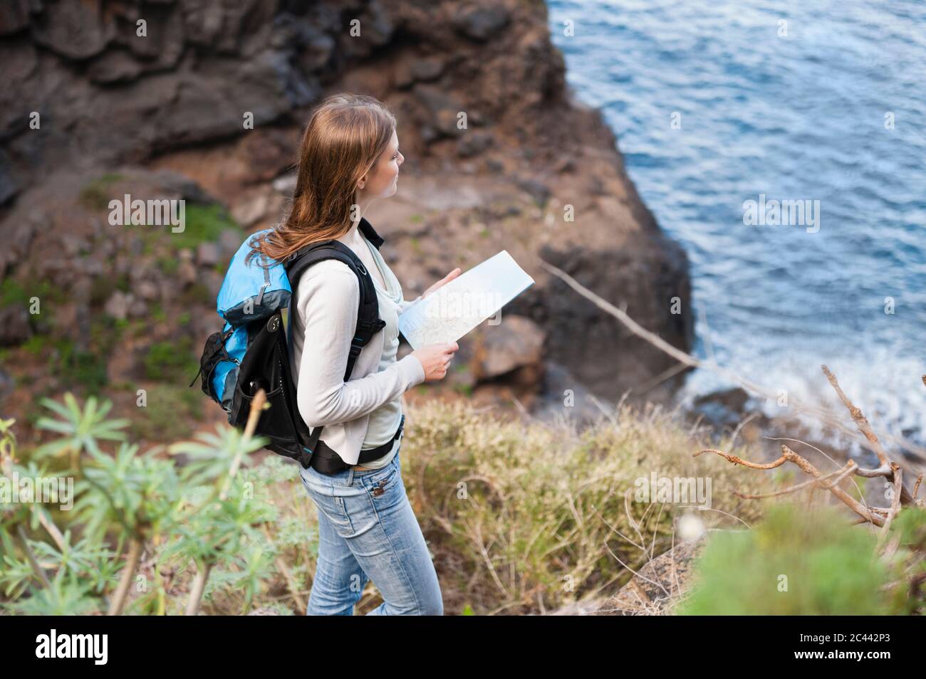 Randonnée femelle avec carte sur le point de vue, Tenerife, Iles Baléares, Espagne Banque D'Images