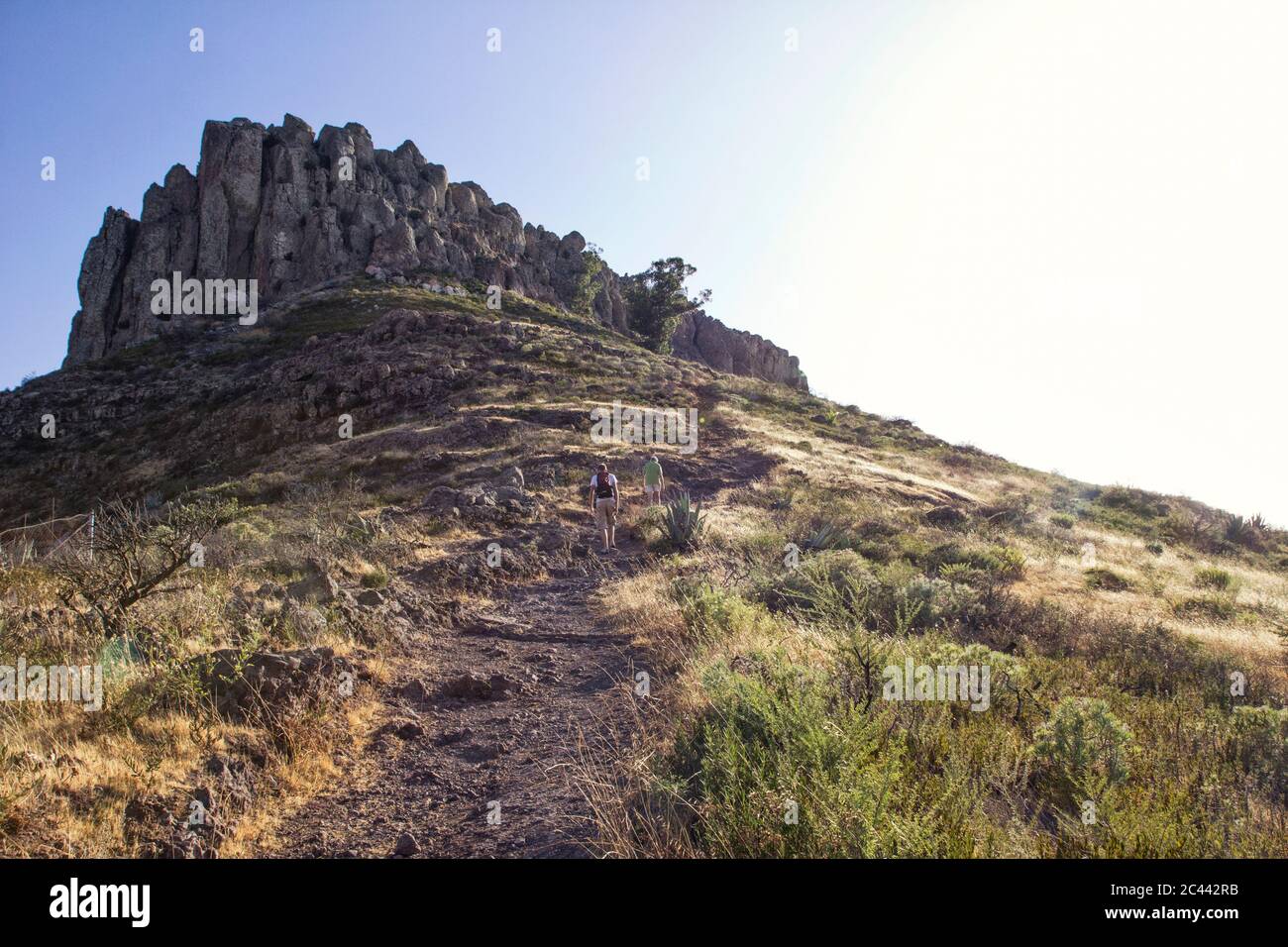 Espagne, Canaries, La Gomera, Low angle view of deux randonneurs ordre croissant Table Mountain Banque D'Images