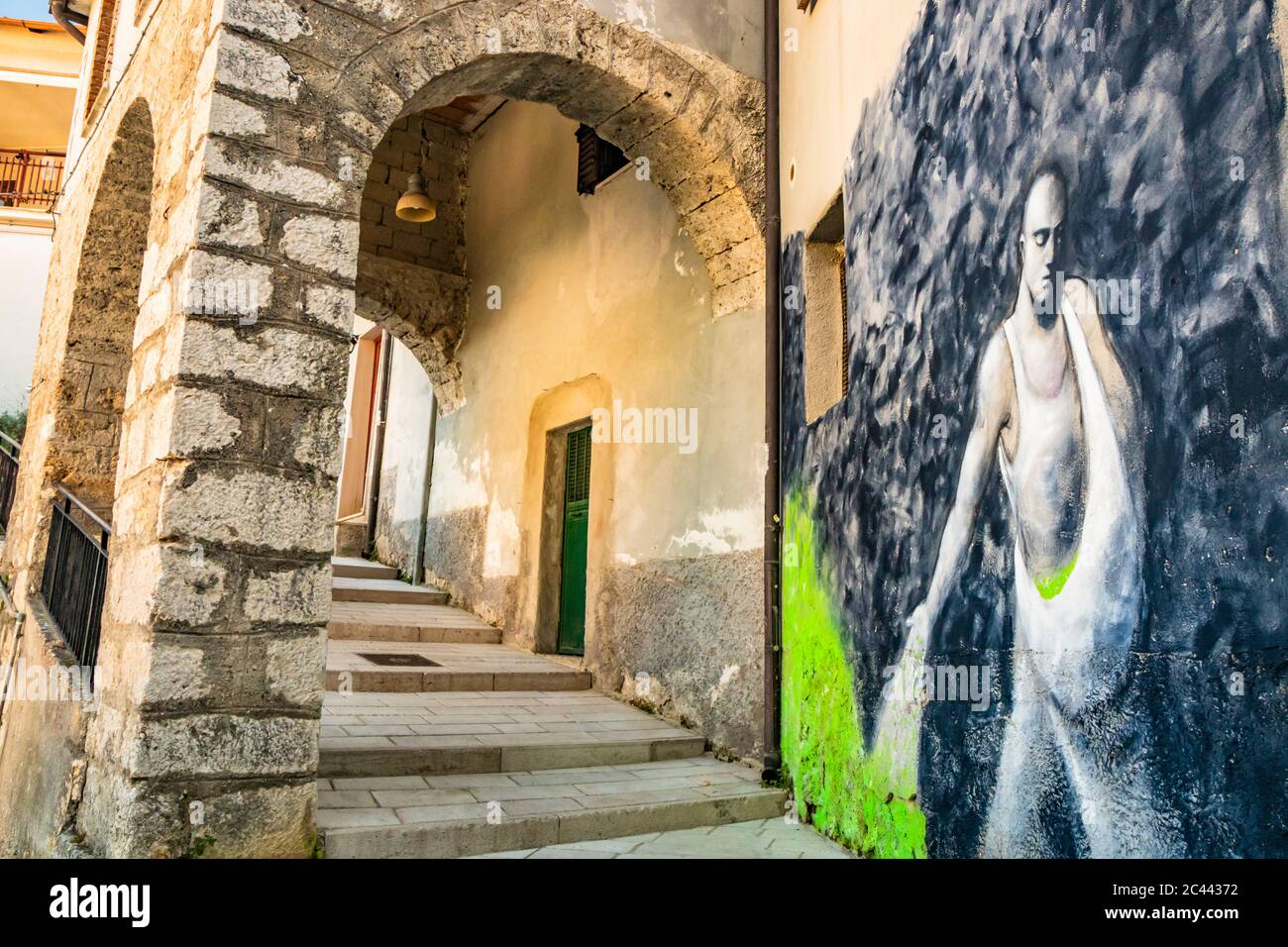 27 octobre 2019 - Cerro al Volturno, Isernia, Molise, Italie - UN aperçu de l'ancien village avec des maisons et des ruelles. Belles peintures murales artistiques. Le Banque D'Images