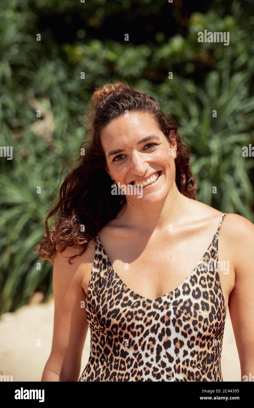 Sri Lanka, province du Sud, Galle, Portrait d'une femme adulte portant un maillot de bain en une pièce souriant à l'appareil photo Banque D'Images