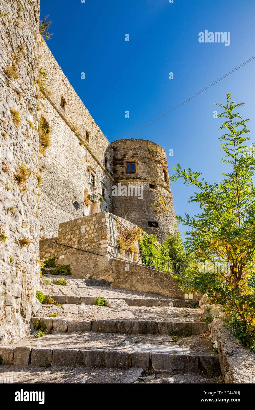 27 octobre 2019 - Cerro al Volturno, Isernia, Molise, Italie - une allée d'escaliers mène à l'entrée du château médiéval de Pandone. Le grand eston Banque D'Images