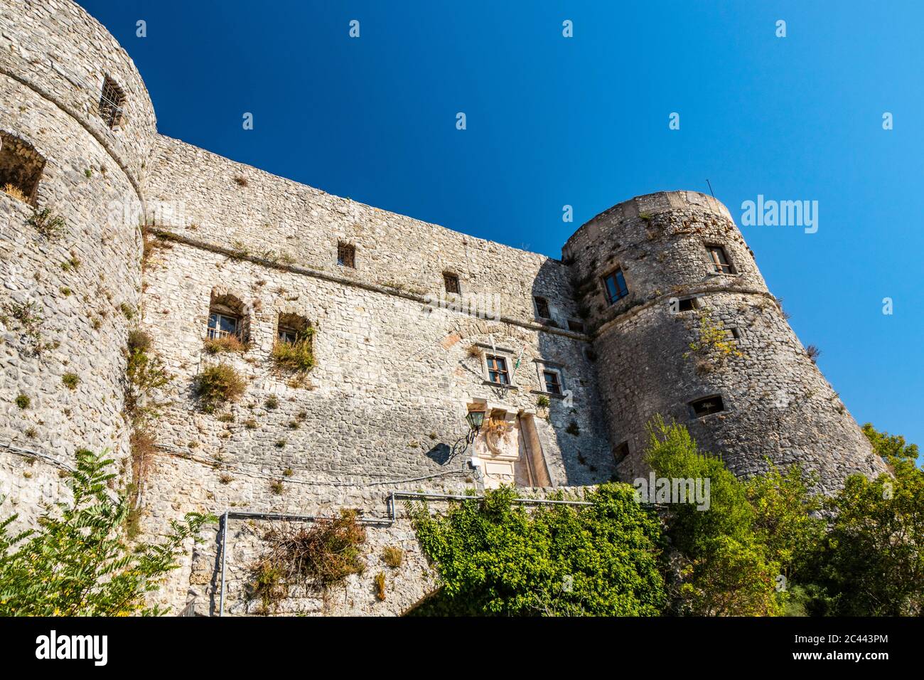 27 octobre 2019 - Cerro al Volturno, Isernia, Molise, Italie - une allée d'escaliers mène à l'entrée du château médiéval de Pandone. Le grand eston Banque D'Images