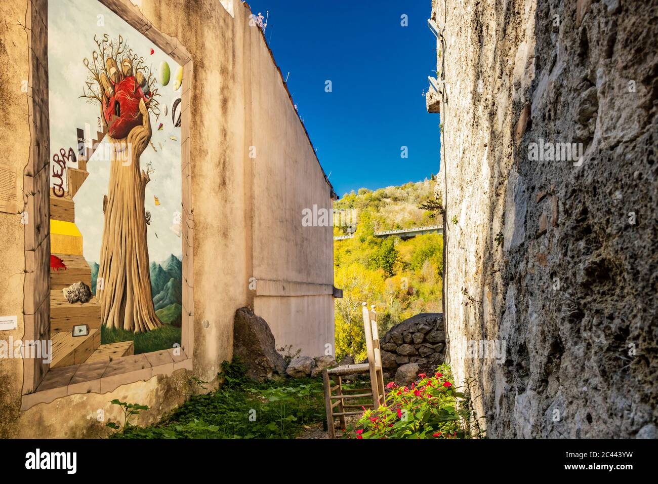 27 octobre 2019 - Cerro al Volturno, Isernia, Molise, Italie - UNE belle fresque de l'artiste Michele Fattore dans une ruelle étroite de l'ancien village Banque D'Images
