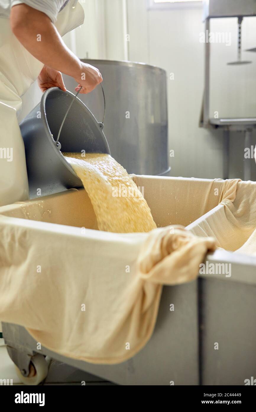 Fromagerie, femme travaillant pour le tamisage de lactosérum Banque D'Images