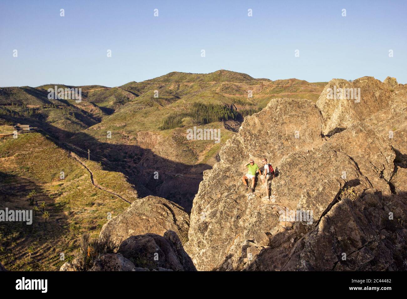 Espagne, Canaries, La Gomera, deux randonneurs reposant sur l'arête de la Montagne de la table Banque D'Images