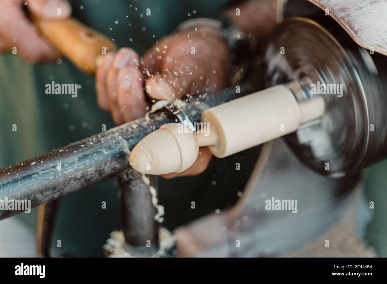 Close-up of carpenter holding tout en façonnant un ciseau à bois atelier Banque D'Images