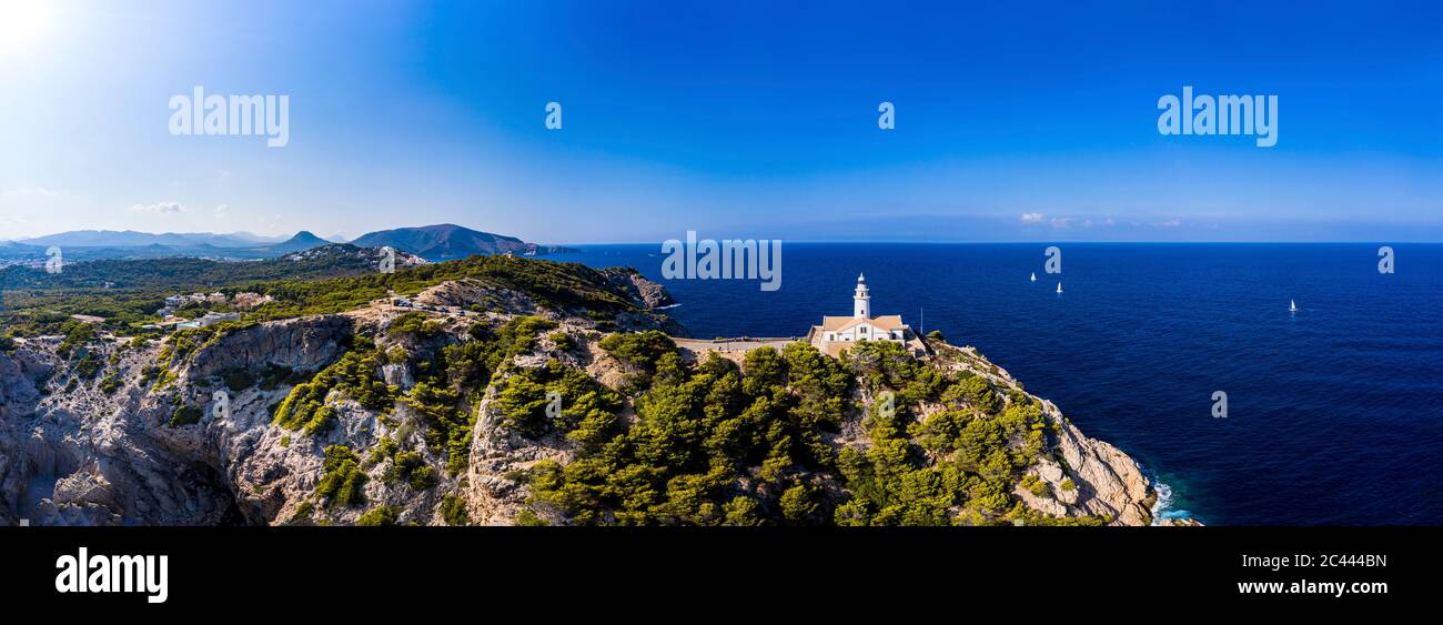 Espagne, Majorque, Cala Ratjada, vue en hélicoptère du phare Far de Capdepera en été Banque D'Images