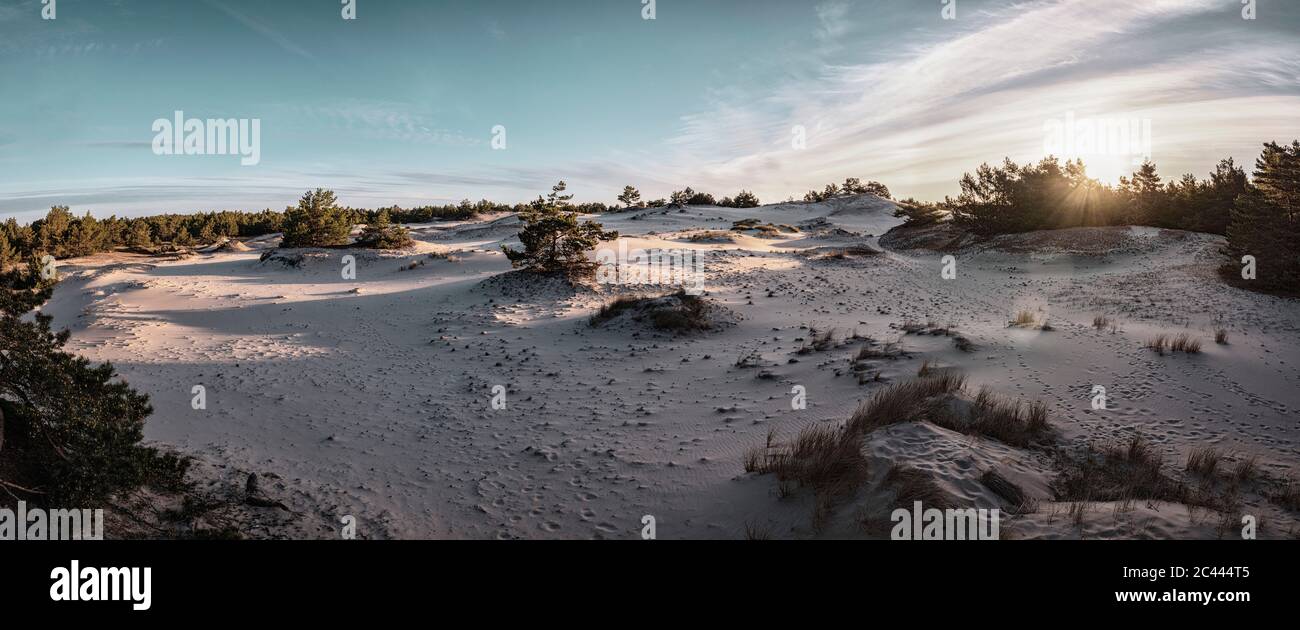 Pologne, Pomerania, Leba, dune de sable au parc national de Slowinski au coucher du soleil Banque D'Images
