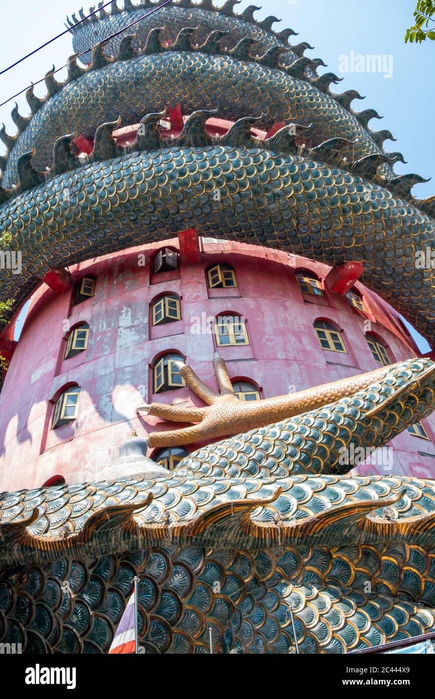 Nakhon Pathom, Thaïlande-février, 2020:Temple du dragon de Wat Samphran dans le quartier Sam Phran.le temple bouddhiste a un dragon enveloppé autour de lui. Banque D'Images