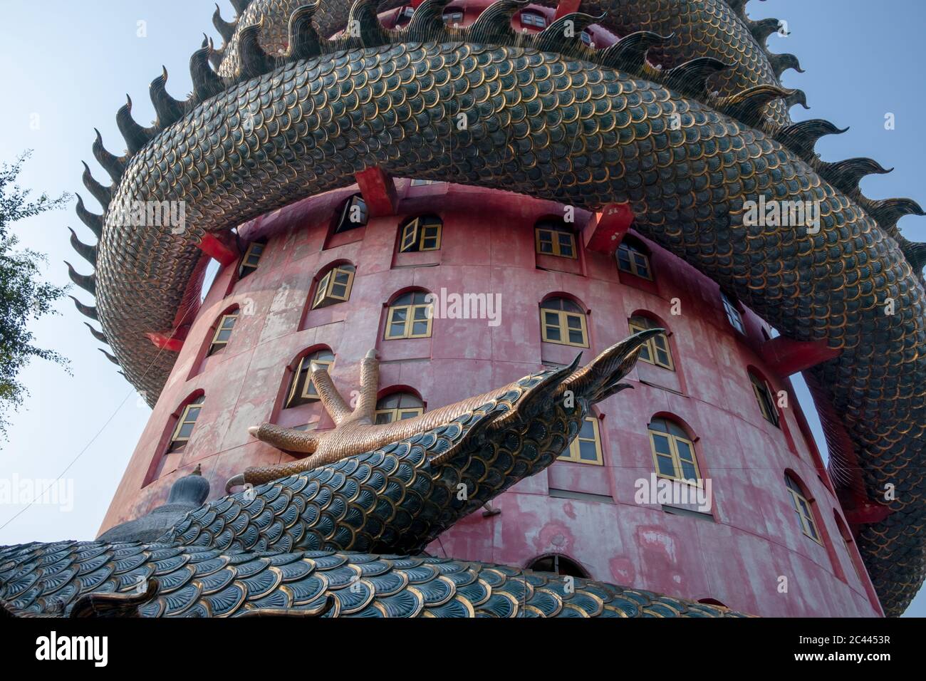 Nakhon Pathom, Thaïlande-février, 2020:Temple du dragon de Wat Samphran dans le quartier Sam Phran.le temple bouddhiste a un dragon enveloppé autour de lui. Banque D'Images
