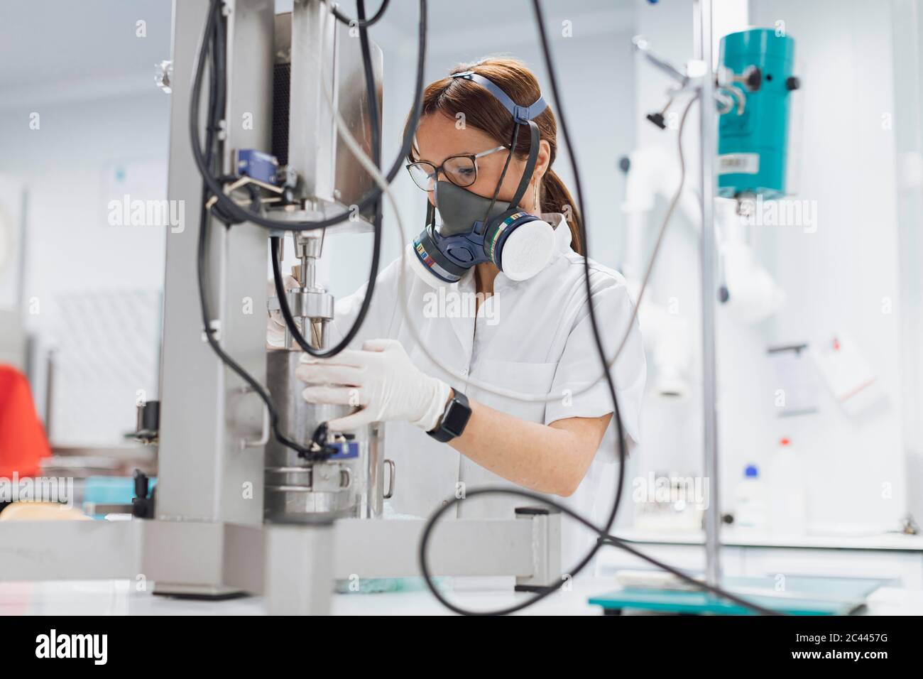 Scientifique confiante utilisant des équipements médicaux pour la recherche en laboratoire Banque D'Images