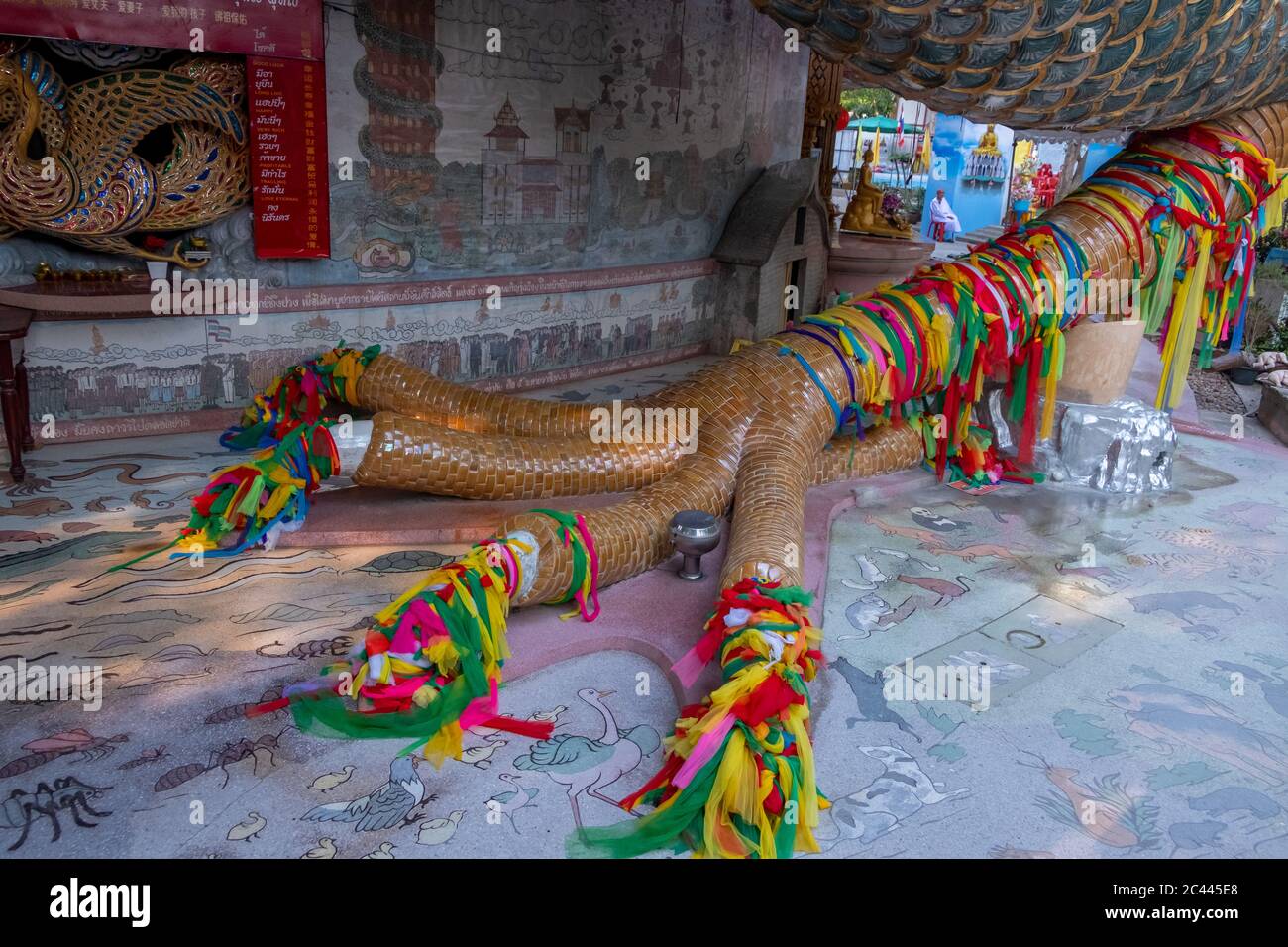 Nakhon Pathom, Thaïlande-février, 2020:Temple du dragon de Wat Samphran dans le quartier Sam Phran.le temple bouddhiste a un dragon enveloppé autour de lui. Banque D'Images