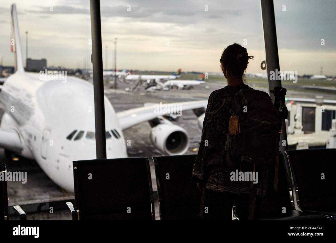 Afrique du Sud, Johannesburg, vue arrière d'une femme regardant des avions sur le tarmac depuis le terminal de l'aéroport Banque D'Images