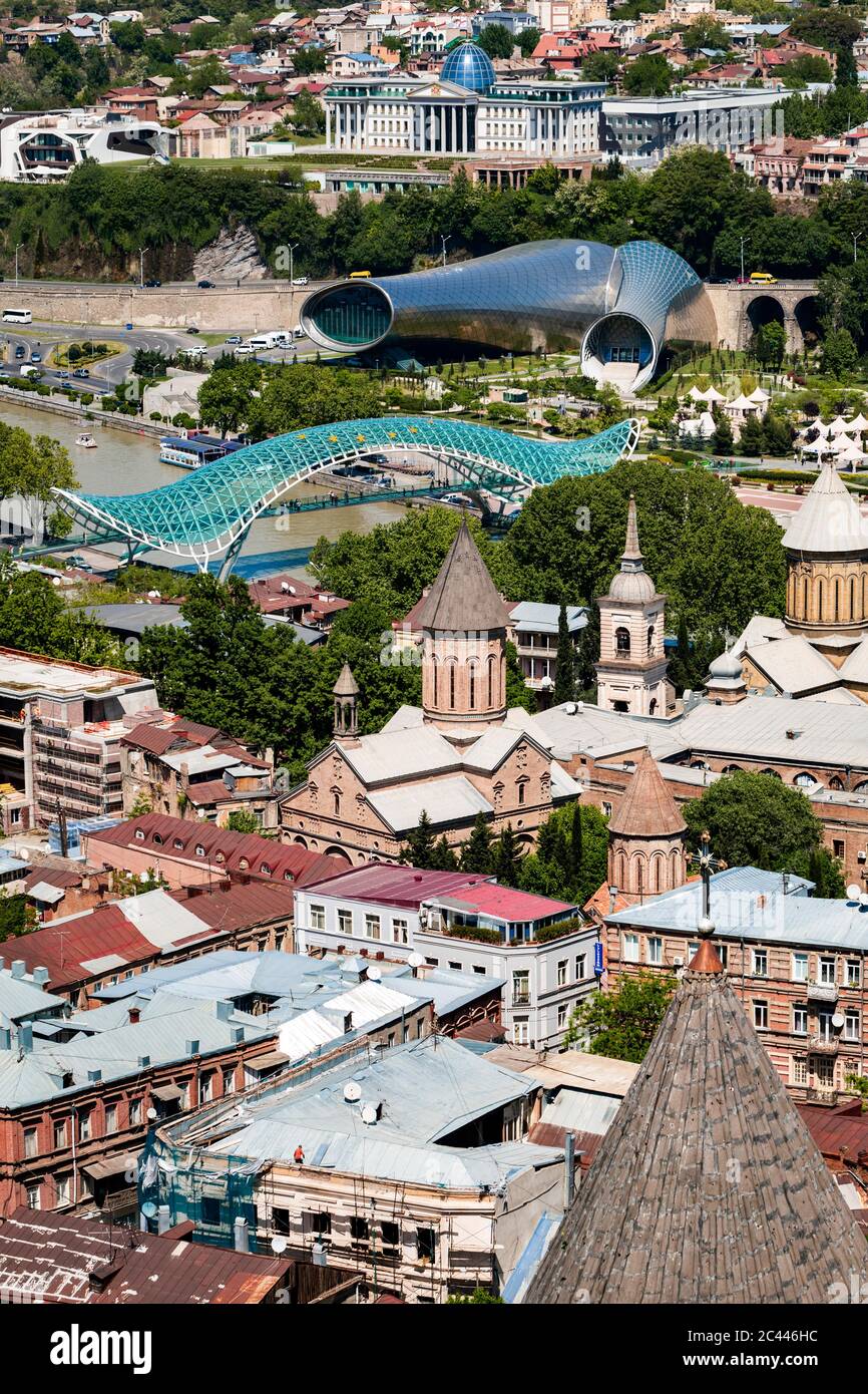 Pont de paix sur la rivière Kura pendant une journée ensoleillée à Tbilissi, Géorgie Banque D'Images